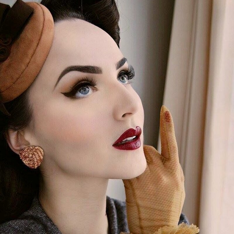 Woman with Vintage Makeup — Brown