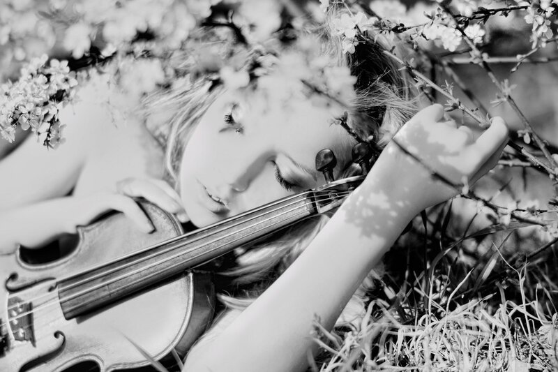 Woman with Violin — Black, Serene