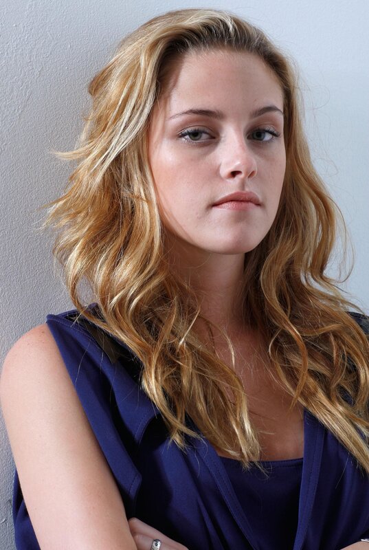 woman with wavy blonde hair