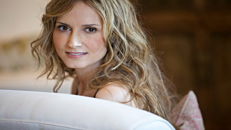 woman with wavy blonde hair