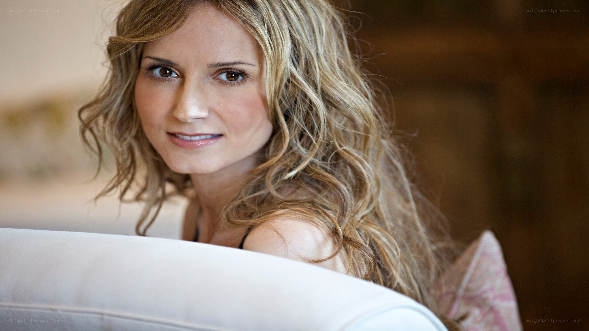 woman with wavy blonde hair