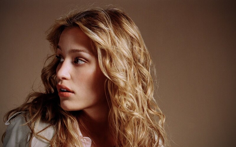 woman with wavy blonde hair