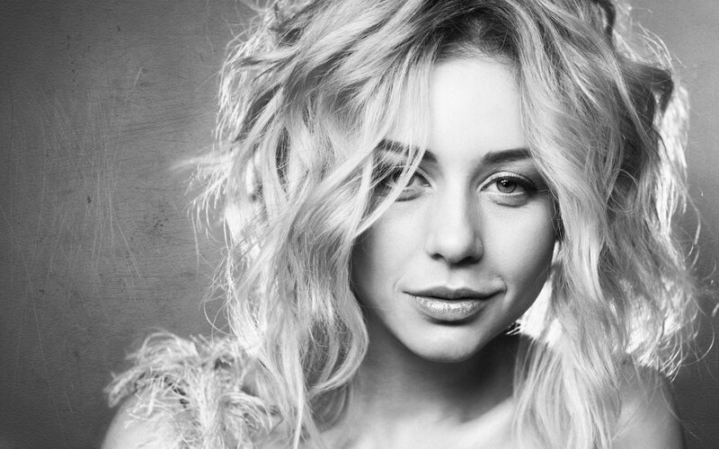 woman with wavy blonde hair