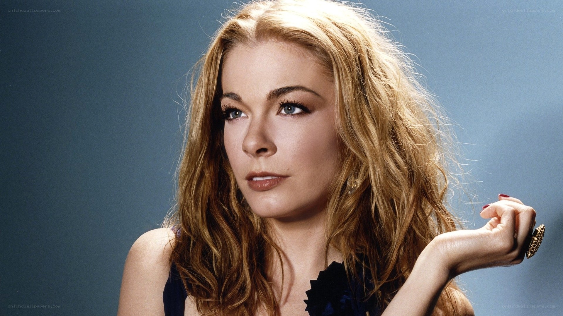 woman with wavy blonde hair