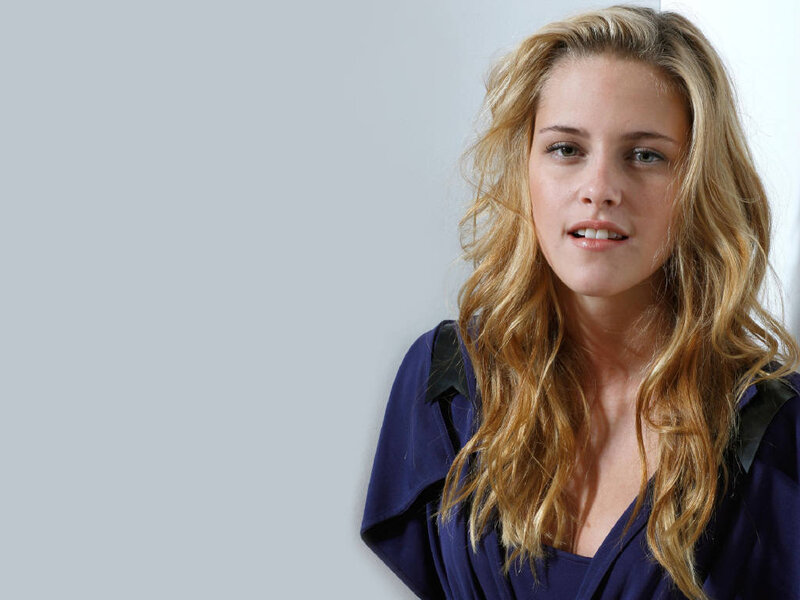 woman with wavy blonde hair