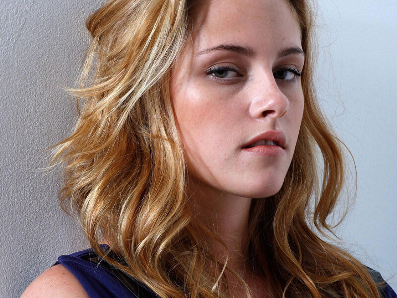 woman with wavy blonde hair