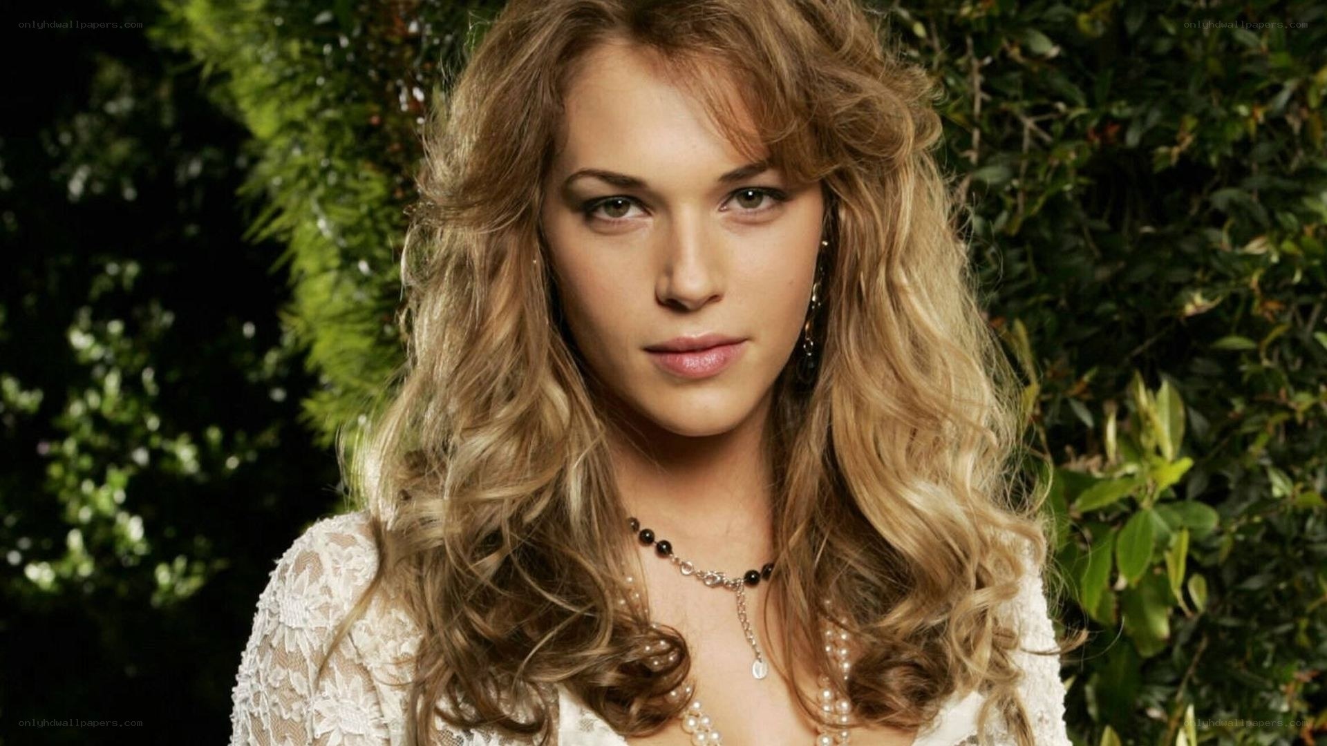 woman with wavy blonde hair