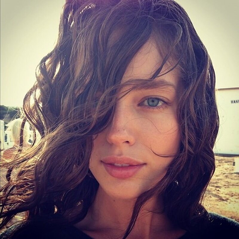 woman with wavy hair and blue eyes
