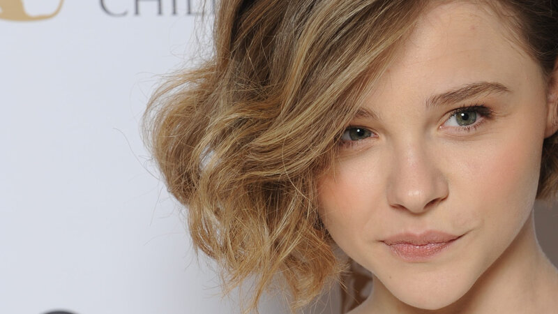 Woman with Wavy Hair — Blonde, Neutral, Photograph, Eyes