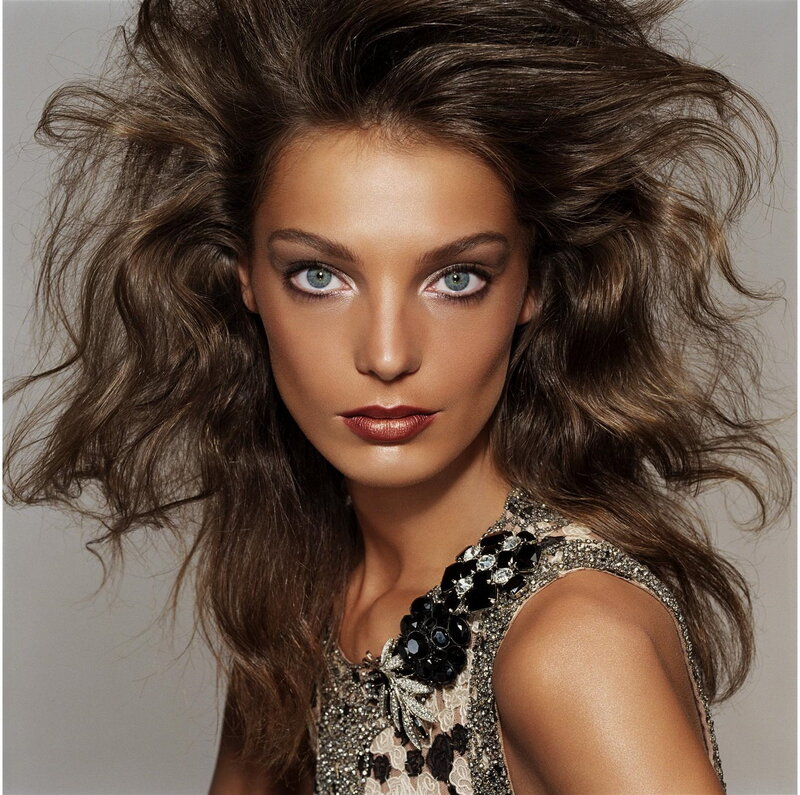 Woman with Wavy Hair — Brown, Dramatic