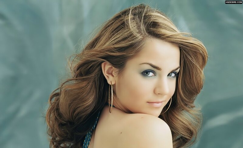 Woman with Wavy Hair — Brown
