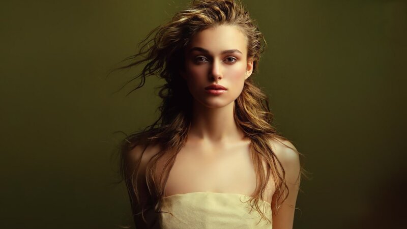 Woman with Wavy Hair — Green, Dramatic