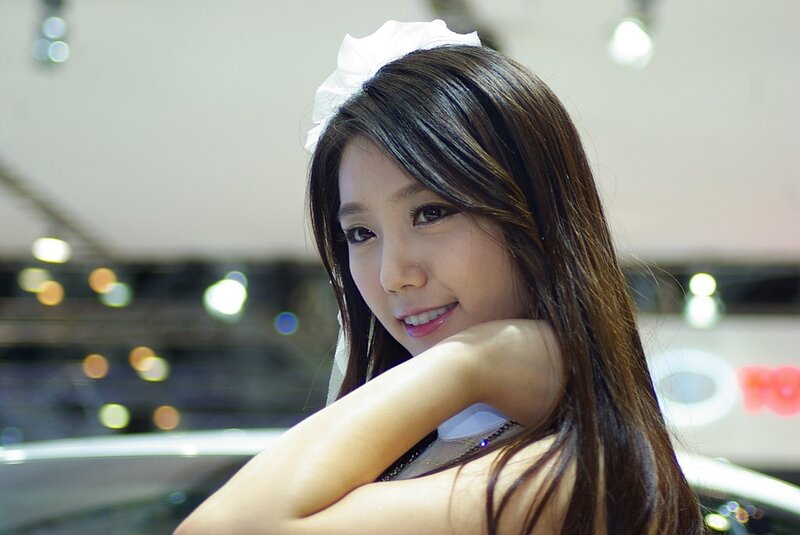 woman with white bow at event