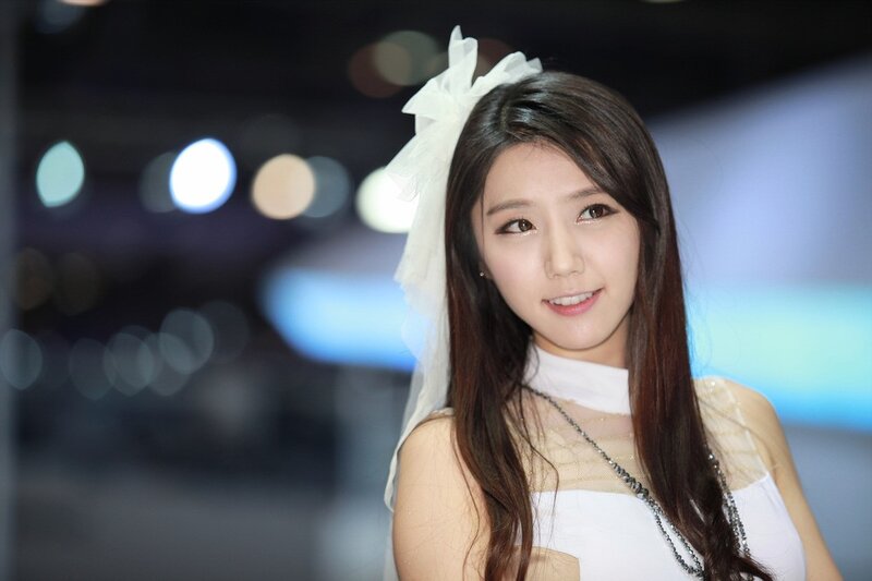 woman with white bow at event