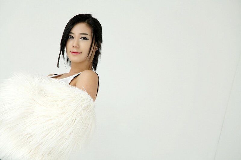 woman with white feather boa