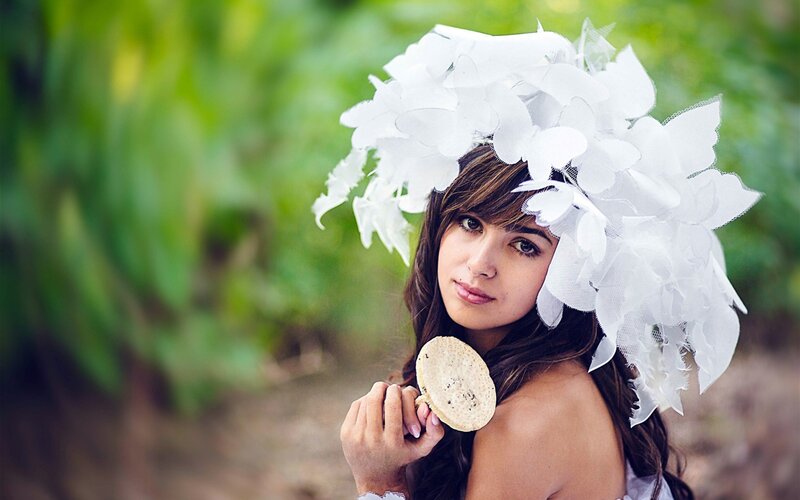 woman with white floral hat