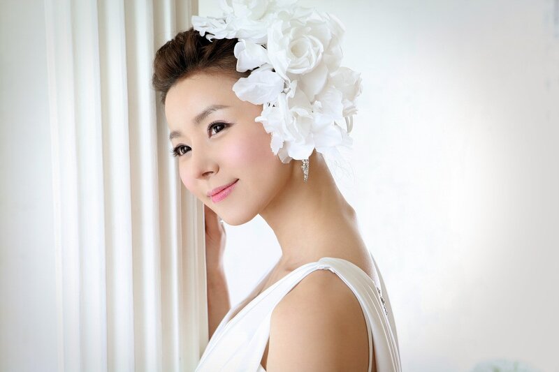 woman with white flower crown