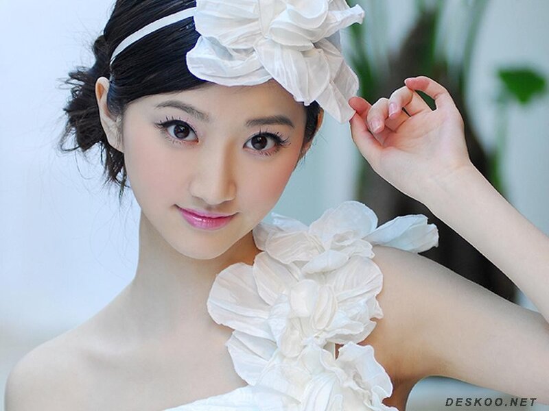 woman with white flower headpiece