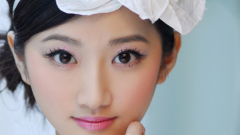 woman with white headband