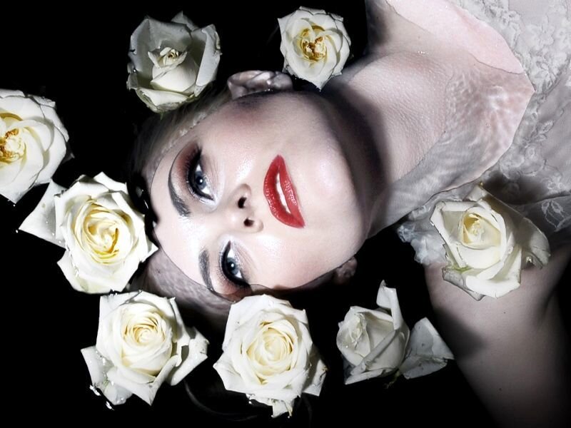 Woman with White Roses — Black