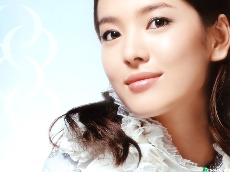woman with white ruffled collar