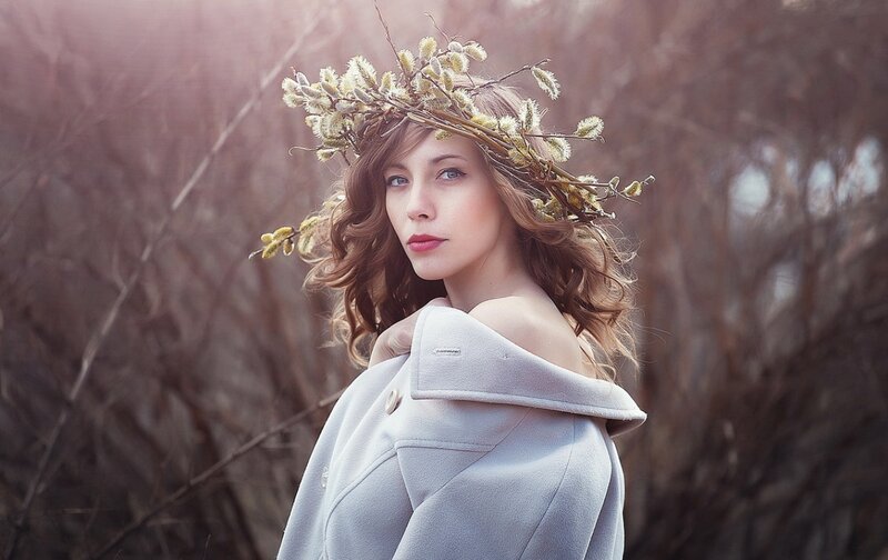 Woman with Willow Crown — White