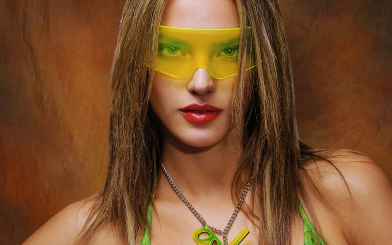 woman with yellow sunglasses