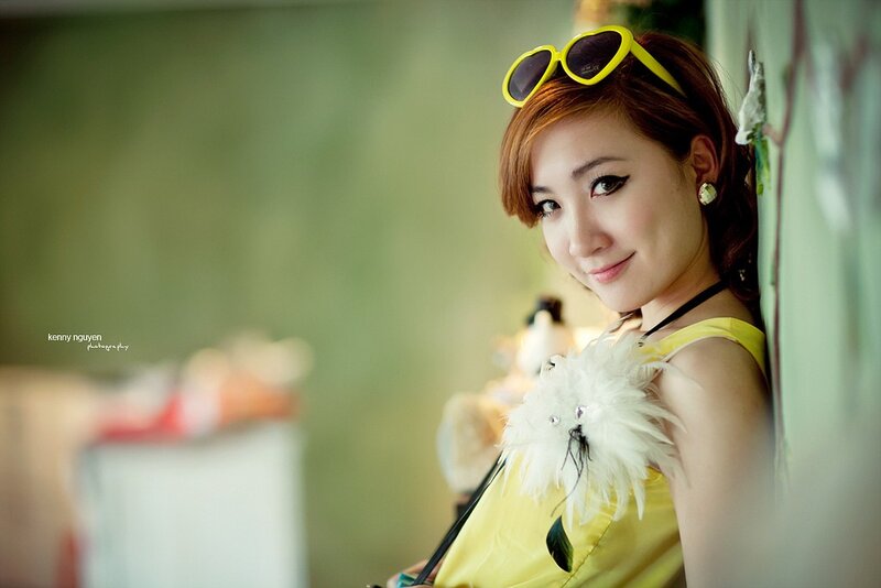 woman with yellow sunglasses