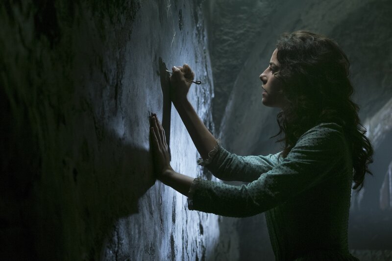 Woman Writing on Wall — Green