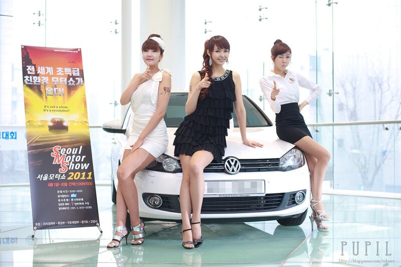 Women at Seoul Motor Show