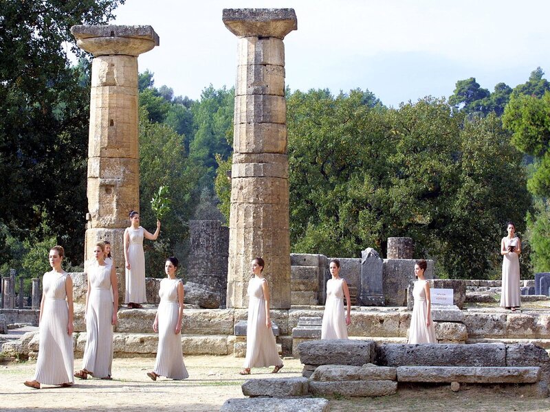 Women in ancient greek attire