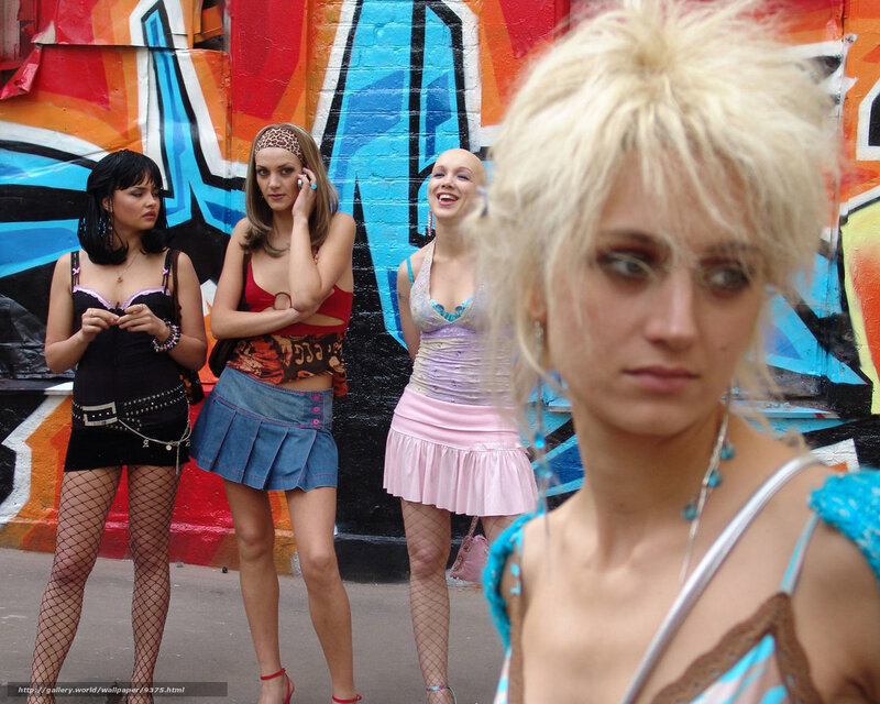 Women in front of graffiti wall