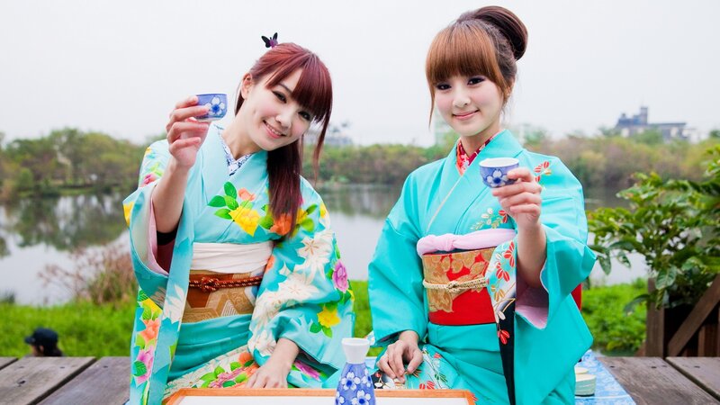 Women in kimonos with tea