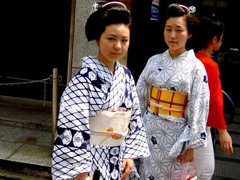 Women in traditional Japanese kimonos