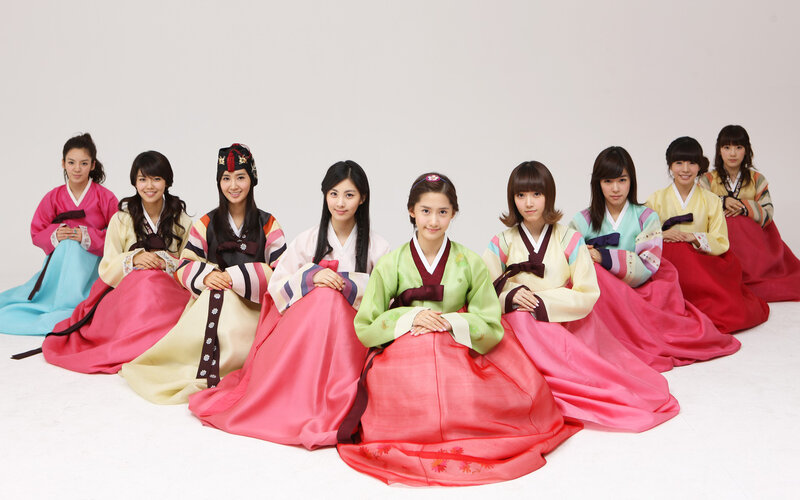 women in traditional korean hanbok