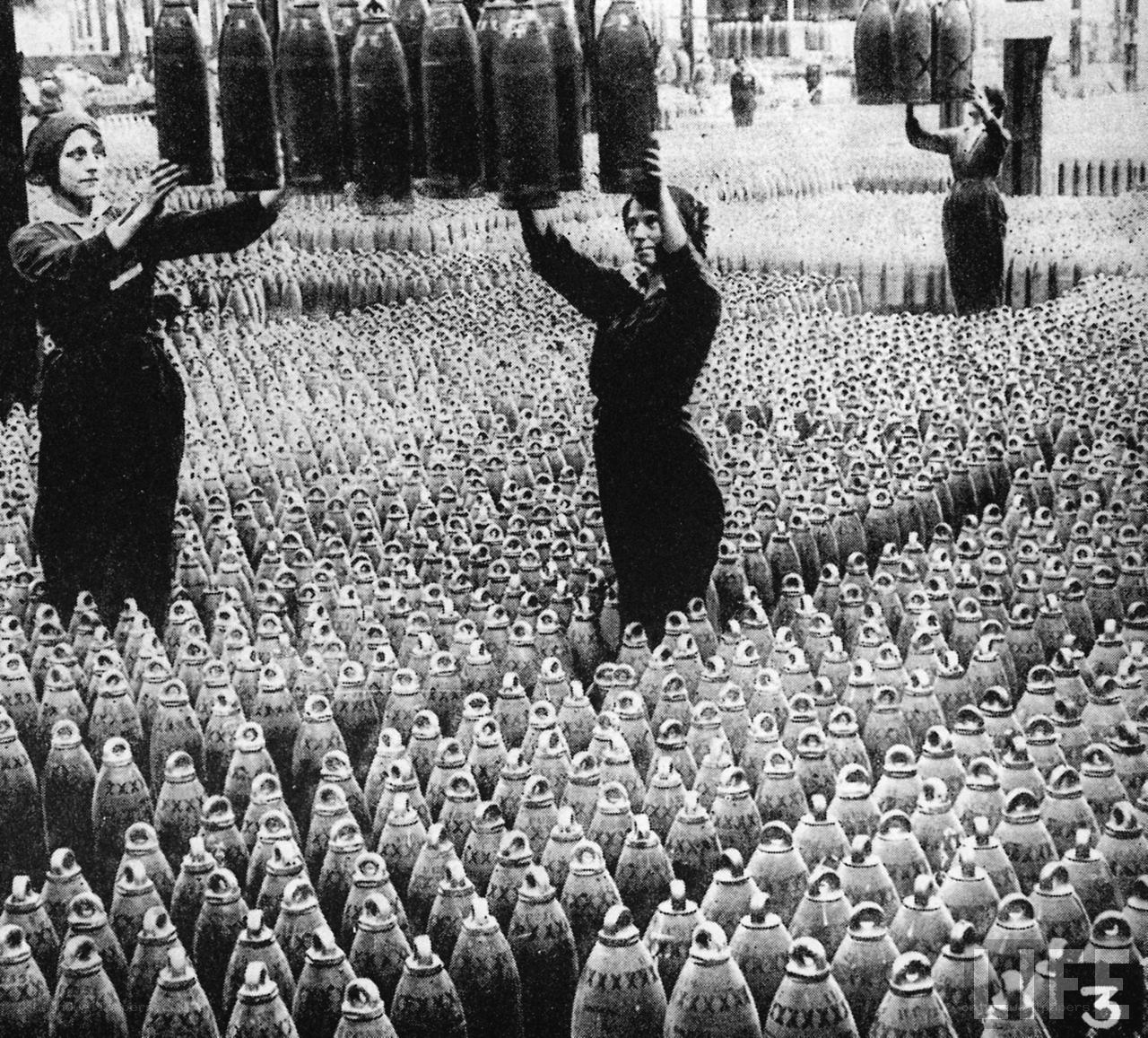 Women loading artillery shells