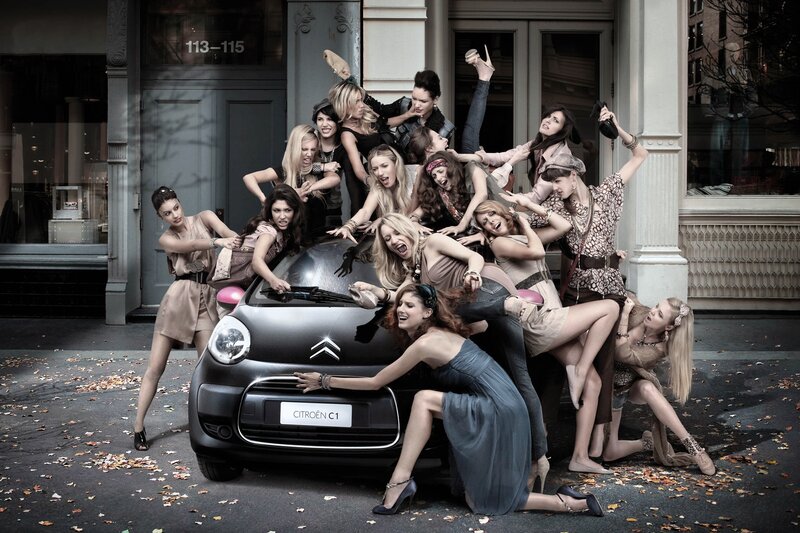 Women posing with Citroën C1