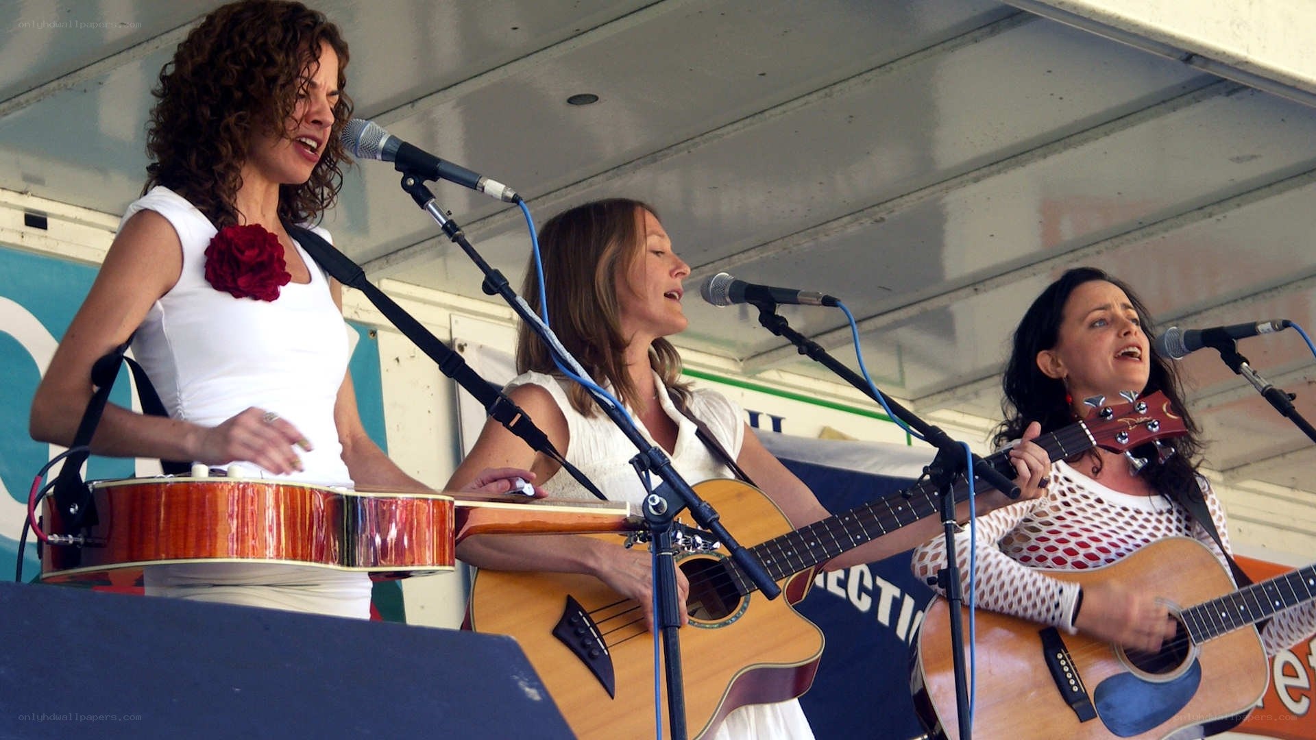 Women singing with guitars