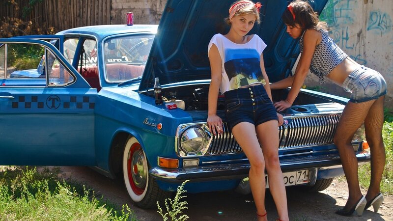 Women with a vintage blue car