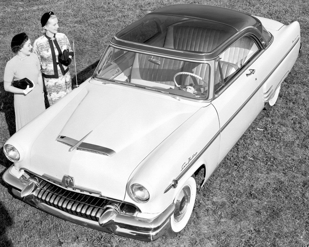 Women with classic car
