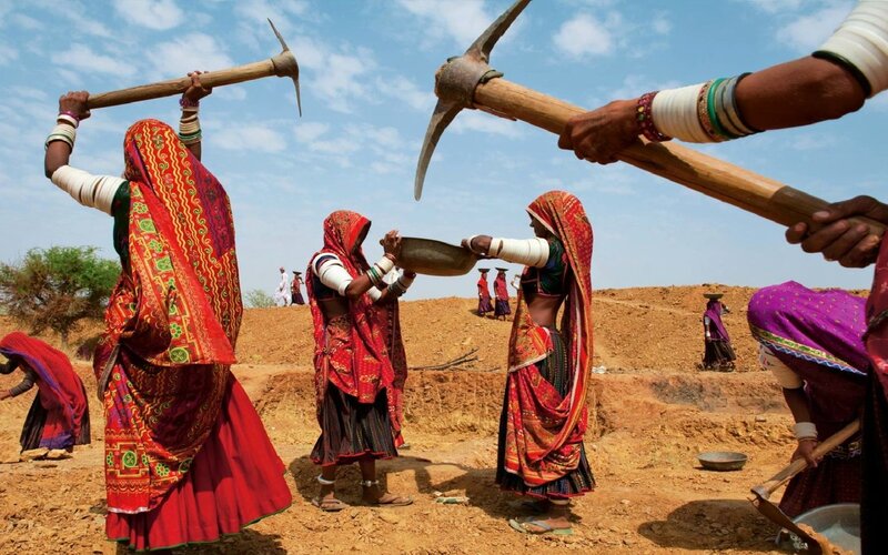 Women working in a quarry