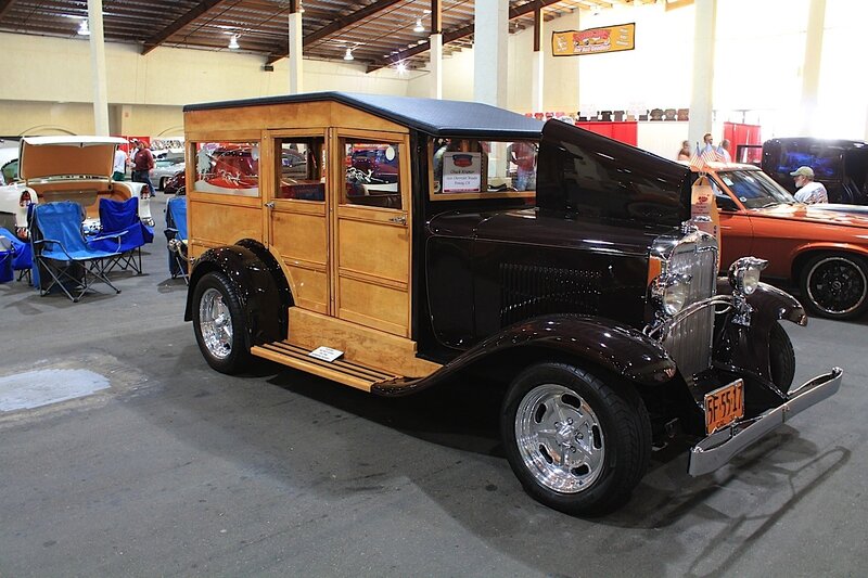Wood-paneled Vintage Car — Black