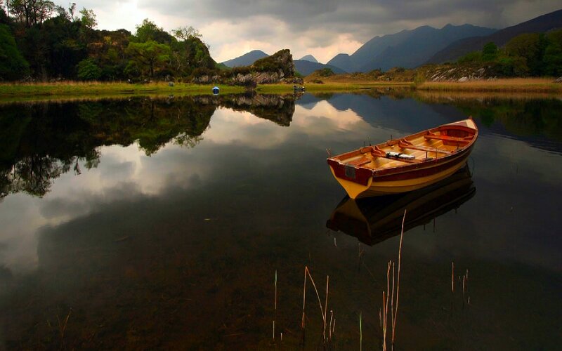 Wooden Boat on Lake — Green