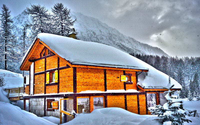 Wooden Cabin in Snow — Brown, Cold