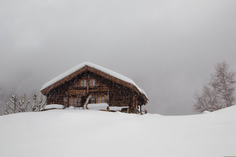 Wooden Cabin in Snow — White, Cold, Winter