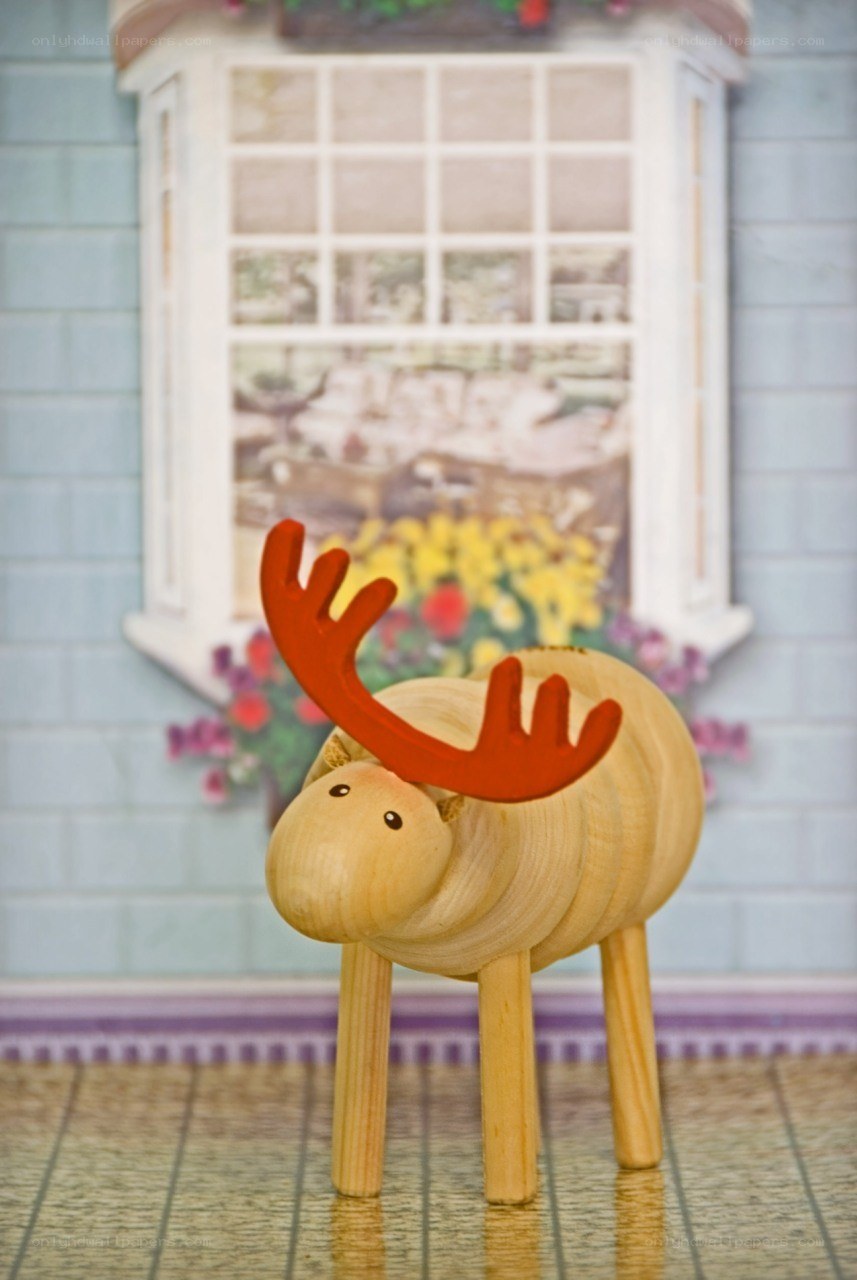 Wooden moose figurine