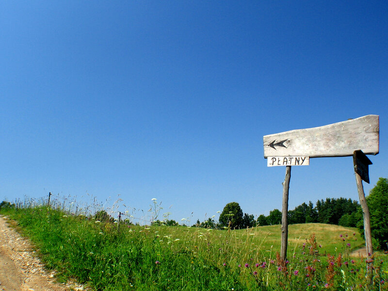 Wooden sign pointing to Platny