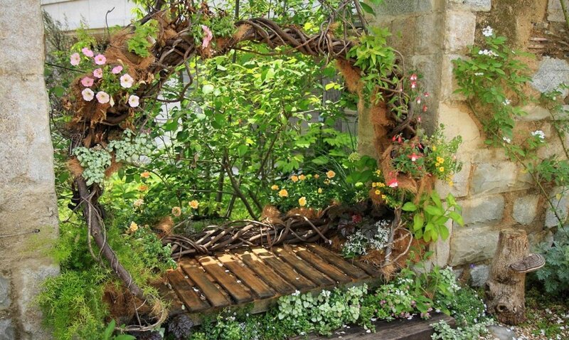 Woven Vine Arch Bench — Green