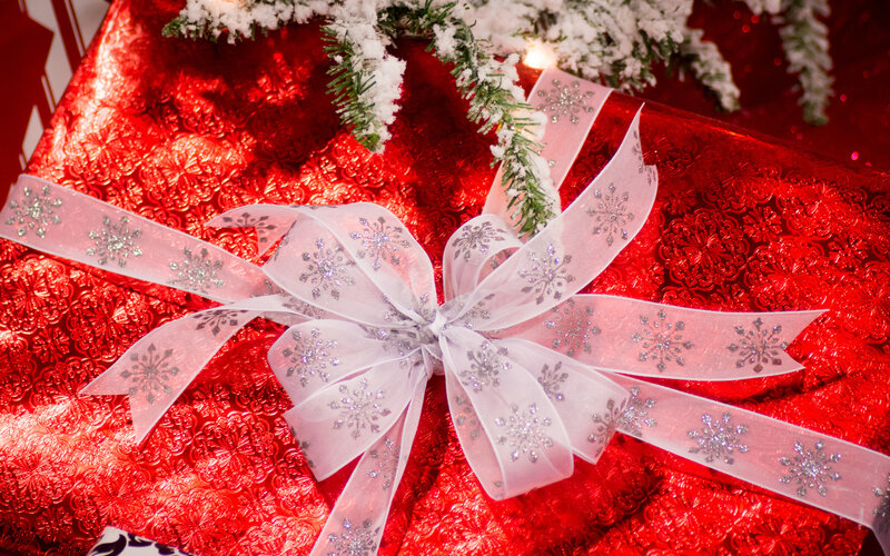 Wrapped Gift with Bow — Red, Festive