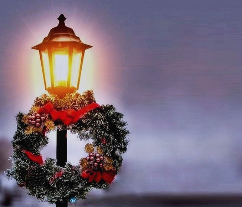 Wreath on Lamp Post — Green